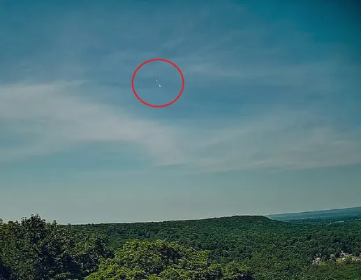 ABŞ-da Azatlyk heýkeliniň üstünden otly şar uçup geçdi: meteor Manhetteniň üstünde ýandy