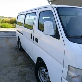 Nissan Urvan 2001