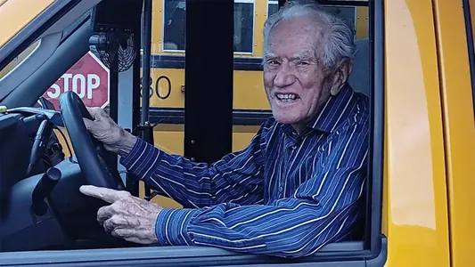 Житель Миннесоты признан старейшим водителем автобуса в мире: ему 94 лет
