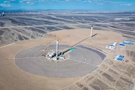 В Китае строят первую в мире двухбашенную солнечную электростанцию