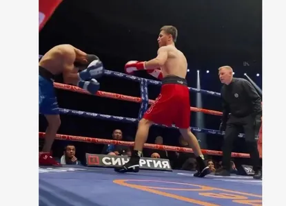 Türkmen boksçysy Pulse UP Boxing ýaryşynda garşydaşyny birinji raundda nokauta gidirdi