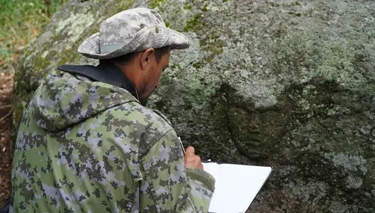В Казахстане обнаружили загадочную скульптуру лица, высеченного на камне