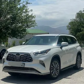 Toyota Highlander 2021