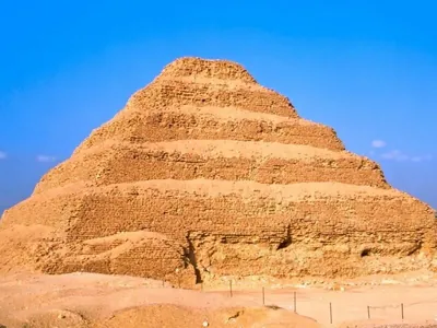 Древнейшую египетскую пирамиду могли построить с помощью специального лифта 