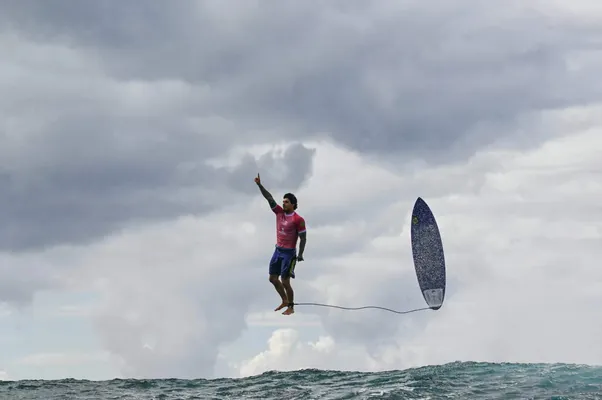 Бразилец установил олимпийский рекорд по сёрфингу и попал на эффектное фото
