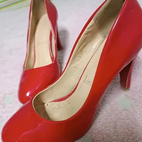 Красные туфли на каблуке