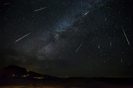 Ýeriň ýaşaýjylary asmandan iki sany meteor akymyna syn edip bilerler