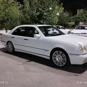 Mercedes-Benz E320 2001