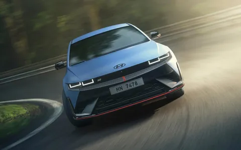 ТОП-10 лучших спортивных электромобилей 2024 года по версии AutoCar