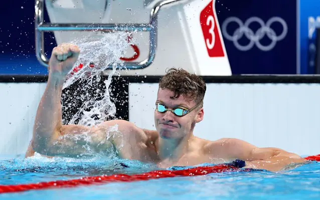 Fransiýaly suwda ýüzüji iki sagatda iki altyn medal gazandy we Oýunlaryň iki rekordyny täzeledi 