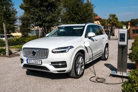 Volvo пересмотрит планы по отказу от ДВС, сделав ставку на гибриды