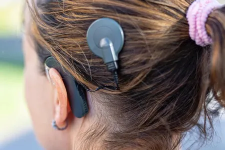 Будущее слуховых аппаратов: создан микрофон-имплант для вживления в уши
