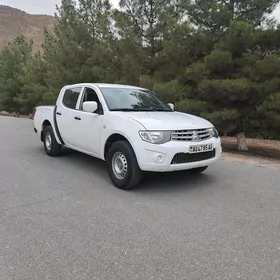 Mitsubishi L200 2012