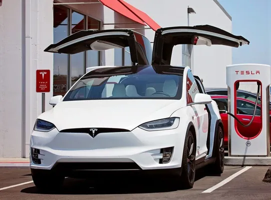 Tesla kapoty bilen bagly kemçilik zerarly 1,85 million elektromobilini yzyna çagyrýar