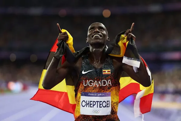 Угандиец Чептегеи с новым рекордом выиграл золото ОИ-2024 в беге на 10 тыс. м