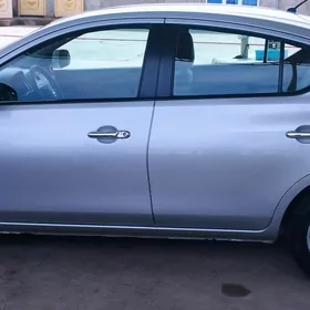 Nissan Versa 2012