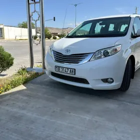 Toyota Sienna 2011