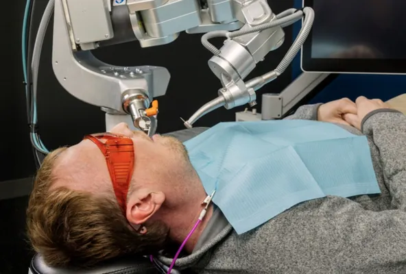 ABŞ-da dünýädäki ilkinji robot diş lukmanynyň işi görkezildi