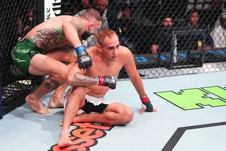Toni Fergýuson UFC on ABC 7-de Maýkl Kýezadan ýeňlip, antirekord goýdy