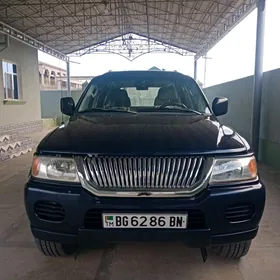 Mitsubishi Montero 2003