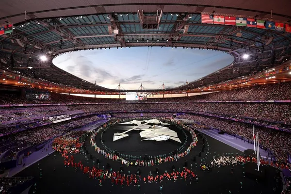 Parižde Olimpiadanyň ýapylyş dabarasy geçirildi: Tom Kruzyň, Billi Aýlişiň we beýlekileriň çykyşlary