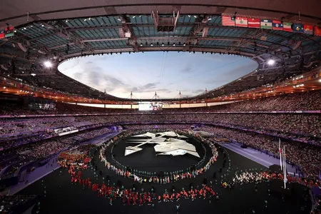 Parižde Olimpiadanyň ýapylyş dabarasy geçirildi: Tom Kruzyň, Billi Aýlişiň we beýlekileriň çykyşlary