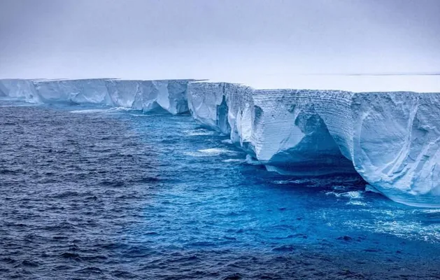 Крупнейший в мире айсберг остановился в море Скоша после года дрейфа