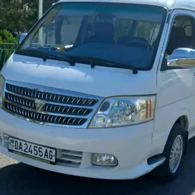 Toyota Hiace 2010