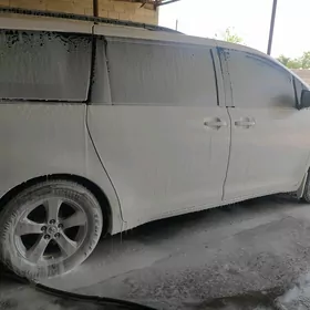 Toyota Sienna 2011