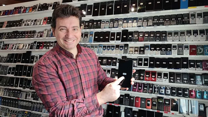 Ispaniýaly iň uly telefon kolleksiýasyny ýygnap, Ginnesiň rekordyny goýdy: 3615 model