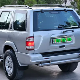 Nissan Pathfinder 2000