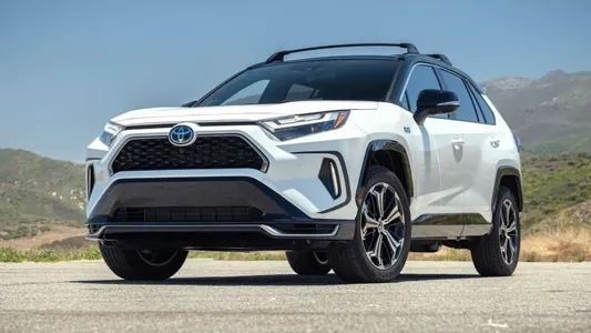 Утечка информации перед премьерой раскрыла подробности о новой Toyota RAV4