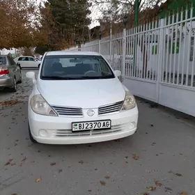 Nissan Tiida 2005