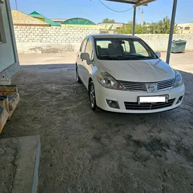 Nissan Versa 2011