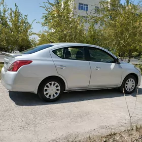 Nissan Versa 2015