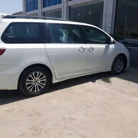 Toyota Sienna 2019