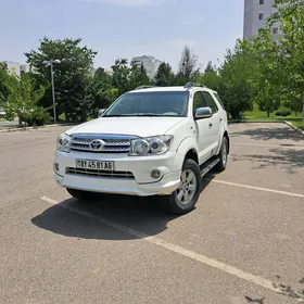 Toyota Fortuner 2010