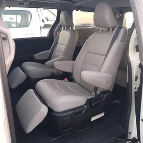 Toyota Sienna 2019