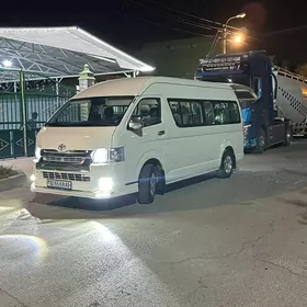 Toyota Hiace 2013