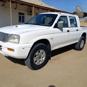 Mitsubishi L200 2004