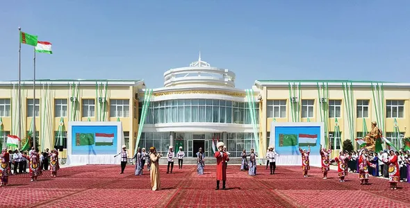 Türkmenistan Täjigistanda 540 orunlyk täze mekdep açyp berdi