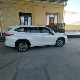 Toyota Highlander 2021