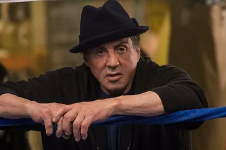 Silwester Stallone “Rokkiniň” prikweliniň üstünde işleýär: waka boksçynyň ýaşlygyndan başlar