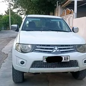 Mitsubishi L200 2012