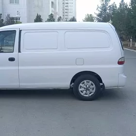 Hyundai H-1 2005