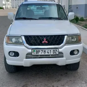 Mitsubishi Montero Sport 2000