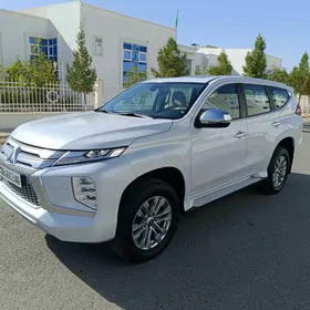 Mitsubishi Pajero 2020