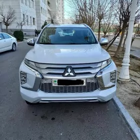 Mitsubishi Pajero 2020