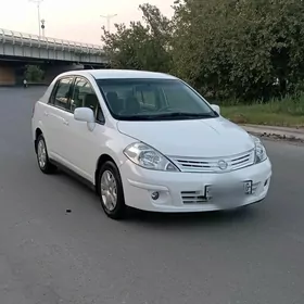 Nissan Tiida 2012