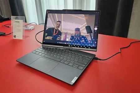 Lenovo awtomatik açylýan we ulanyjynyň hereketini yzarlaýan ekranly noutbuk çykardy